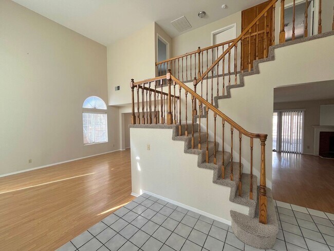 Foto del edificio - **$500 OFF MOVE IN BY 08/07/2026**Gorgeous 4 Bedroom Home with Pool & Spa Located in The Lakes