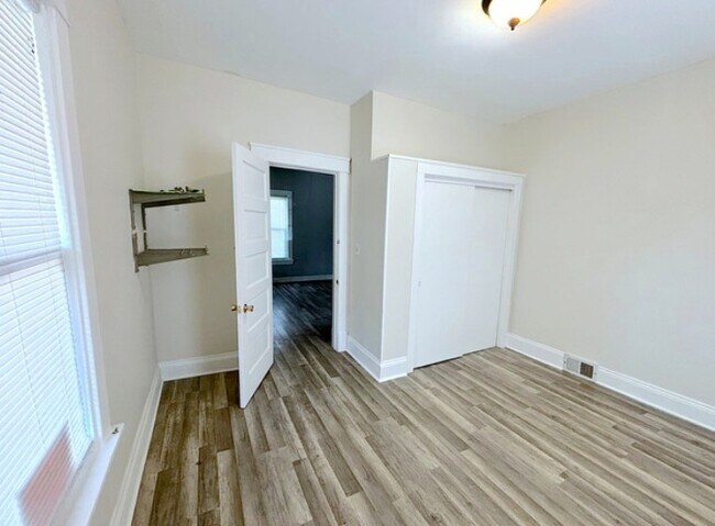 Foto del edificio - 803 W Grove St