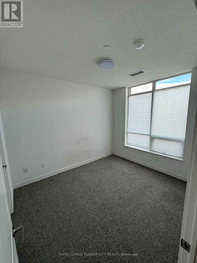 Photo du bâtiment - 1010 Dundas St E