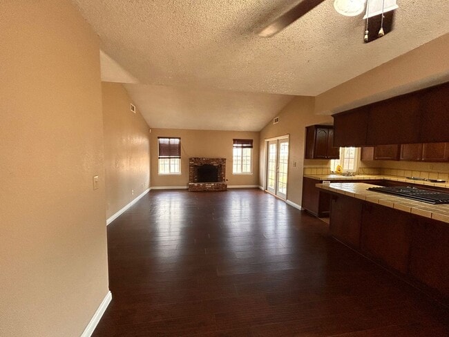 Building Photo - Cute home for rent in Tulare