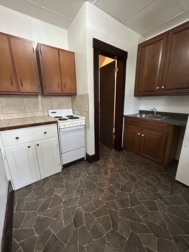 Foto del edificio - One Bedroom Apartment on La Crosse Northside