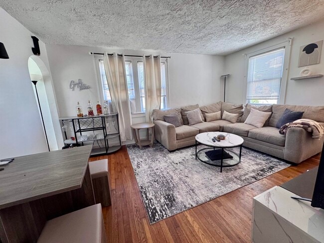 Foto del edificio - 136 Rothwell Ave