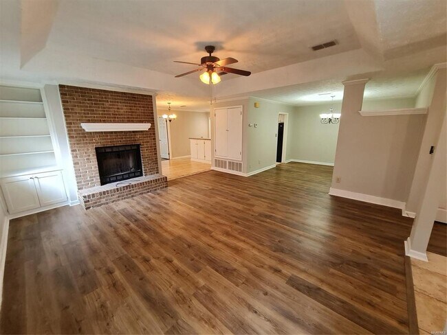 Building Photo - 6016 Camelot Ct
