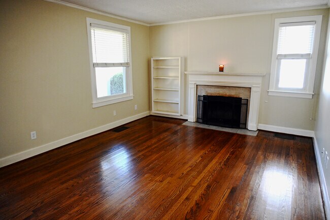 Building Photo - 2823 Woodlawn Dr