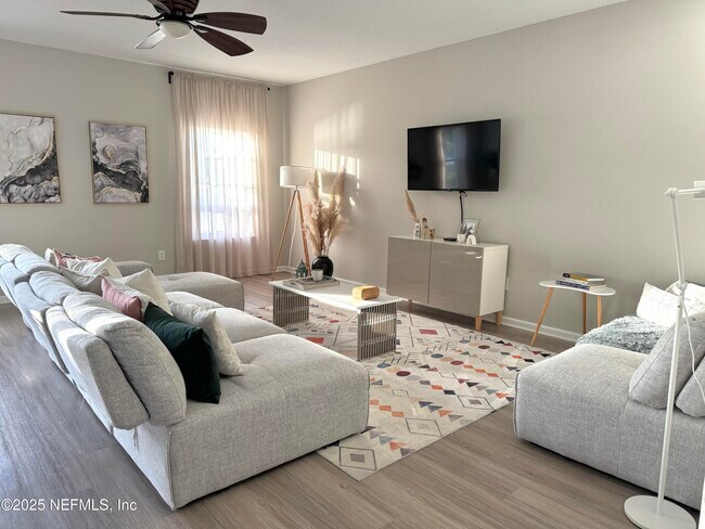 Foto del edificio - 1674 Hawkins Cove Dr E