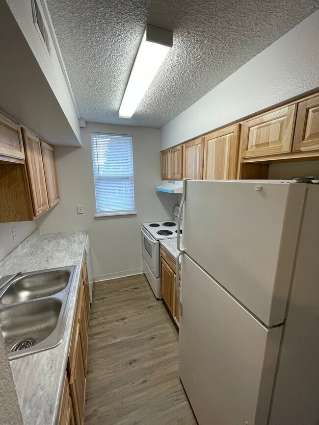 Building Photo - 850 Sir Galahad Dr