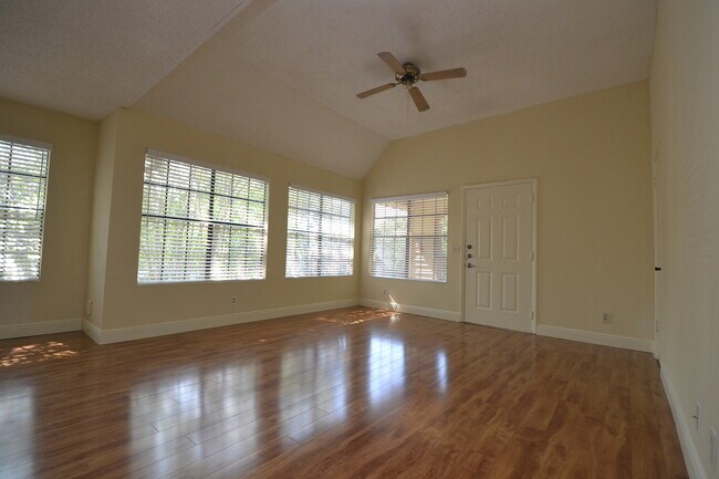 Foto del edificio - Lovely 1/1 Corner Unit in GATED ~ LAKEFRONT community in Altamonte Springs!