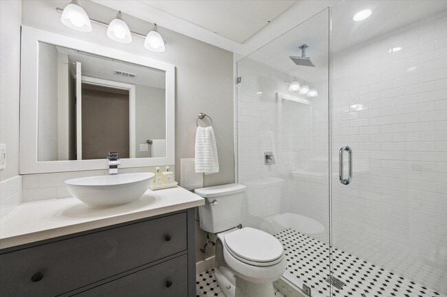 Building Photo - 5242 Memorial Dr