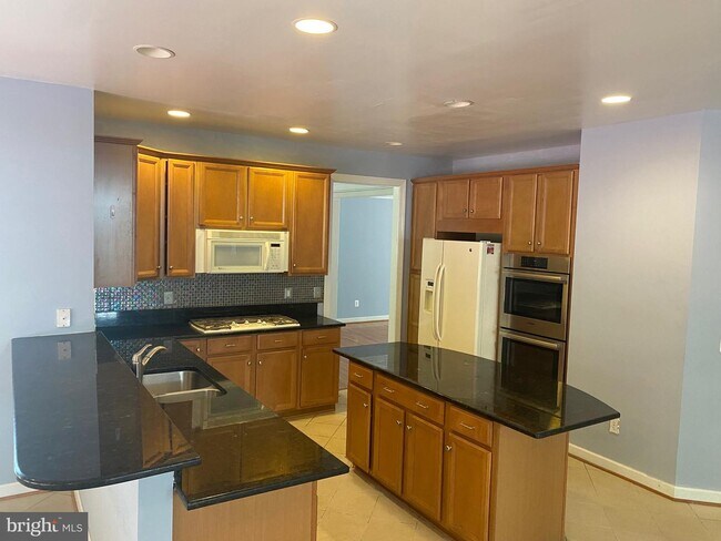 Building Photo - 16455 Hayes Ln