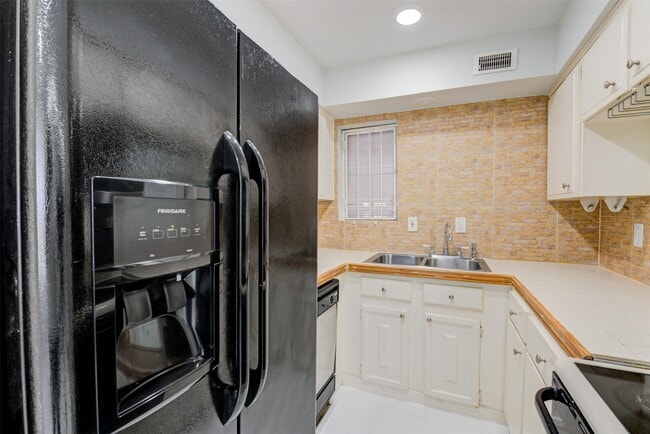 Building Photo - 7900 Westheimer Road Unit 246