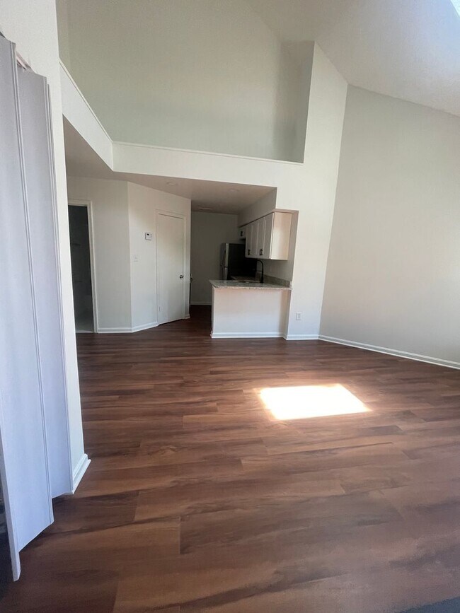 Foto del edificio - TOP FLOOR CONDO WITH ONE BEDROOM, DEN WITH...