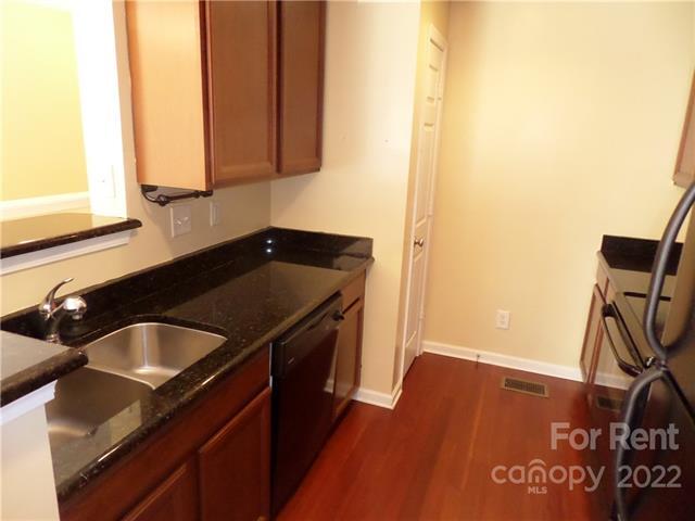 Foto del edificio - 631 Raphael Place