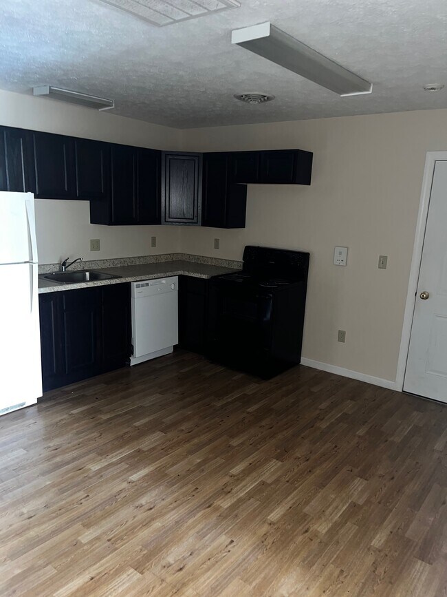 Kitchen - 672 Philadelphia St