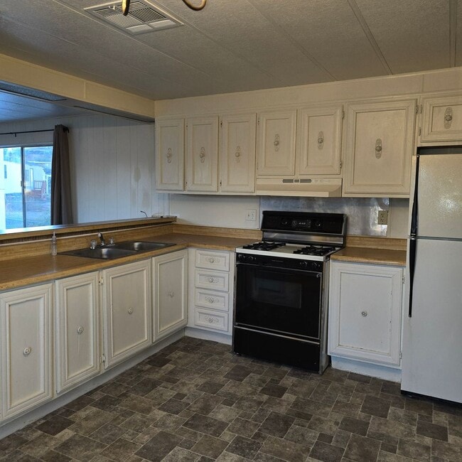 Building Photo - Benson single wide manufactured home with ...