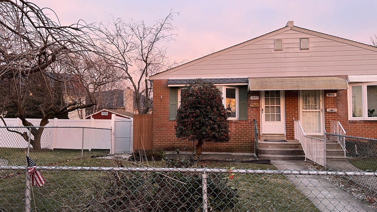 Primary Photo - 7857 Lawndale Ave