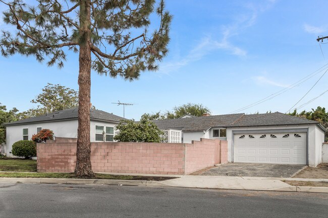 Garaje adjunto para dos autos - 11182 Fairbanks Way