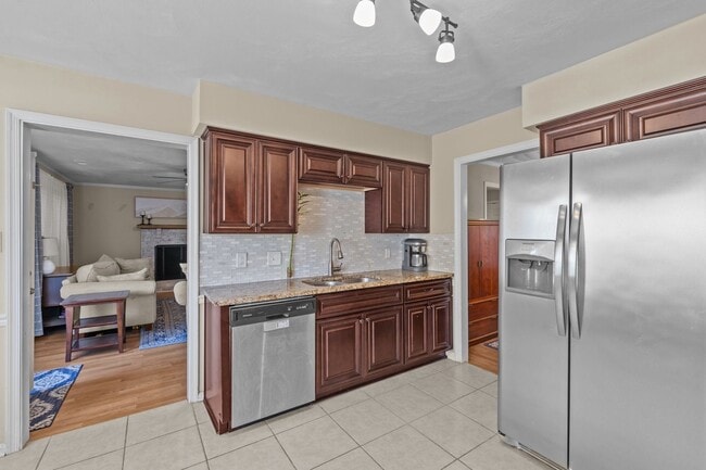 Building Photo - Spacious 4-Bed, 3-Bath Home in Virginia Beach!