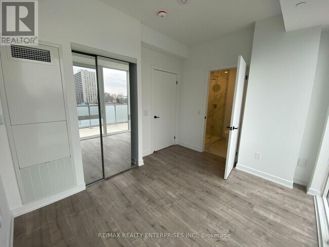 Photo du bâtiment - 215-215 Lakeshore Rd W