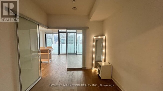 Building Photo - 25 Richmond St E