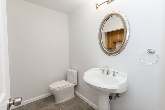Foto del edificio - 3 Bed / 2.5 Bath home near Mariners Island...