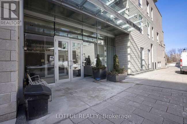Building Photo - 428-428 Sparks St.