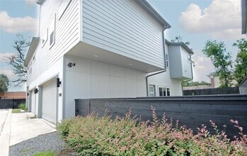 Building Photo - 7707 Jack Oak Ave