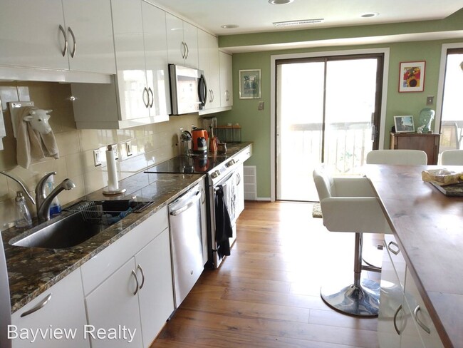 Building Photo - 2 br, 2 bath House - 2830 Shore Dr. #401