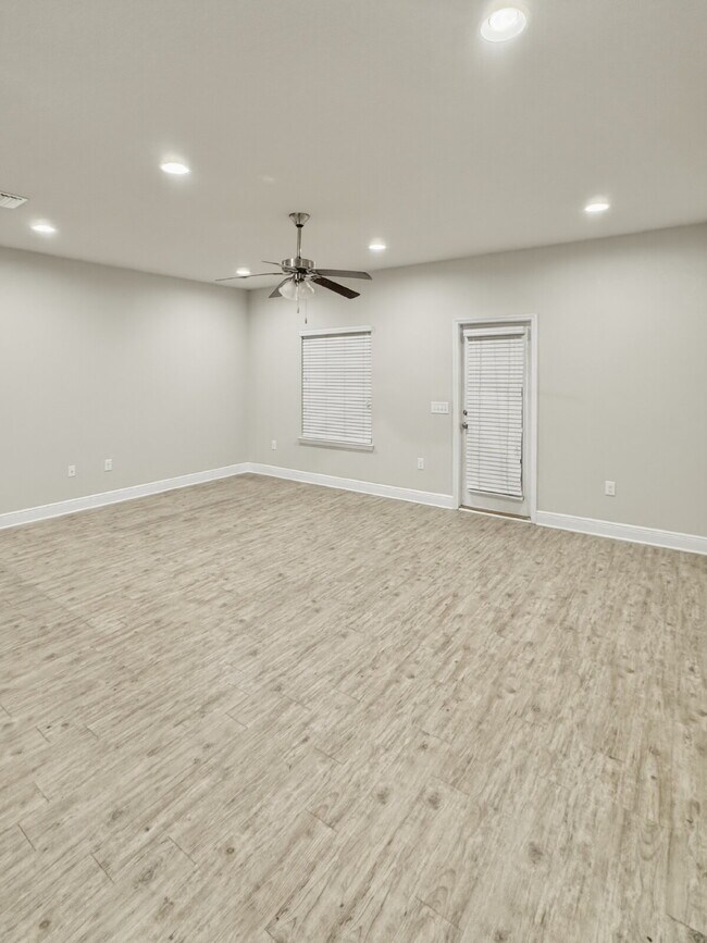 Building Photo - JUST REDUCED to $1,850 + App Fees Reimbursed – Minutes to Hurlburt & Navarre Beach