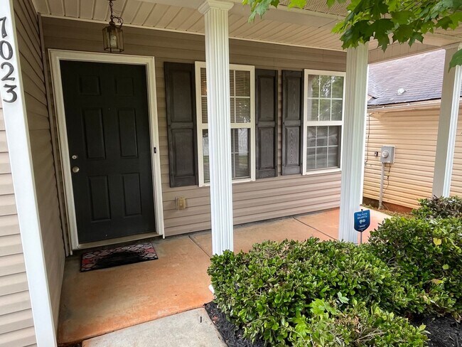 Building Photo - Affordable 4 Bedroom 2 Story Home in East ...