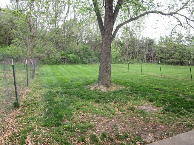 Building Photo - Remarkable Two Bedroom Town-Home with Fenced Yard - Available August 14th!!!