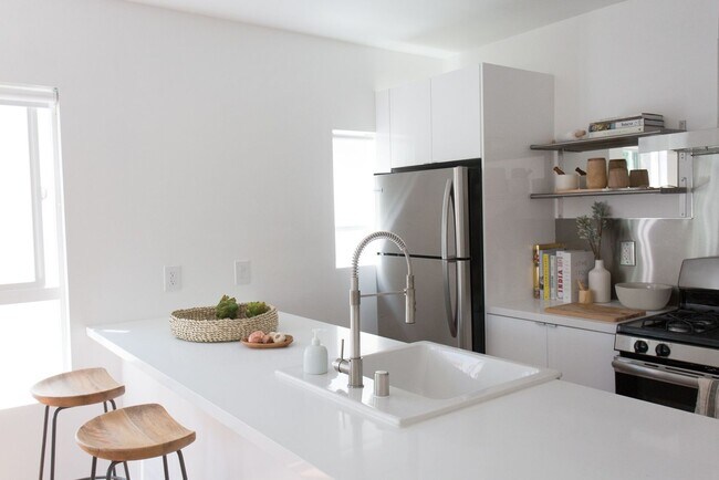 Foto del edificio - 1013 N New Hampshire Ave