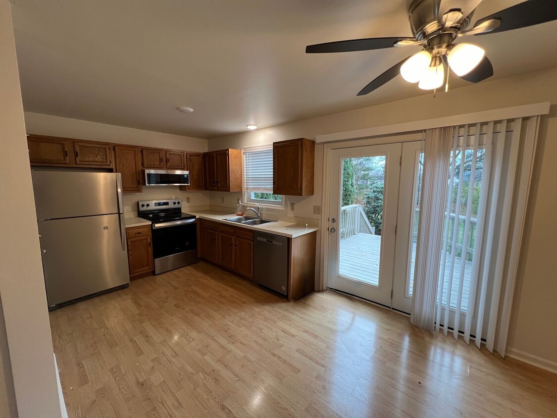 Foto principal - Updated Townhouse with Deck, Basement, New...