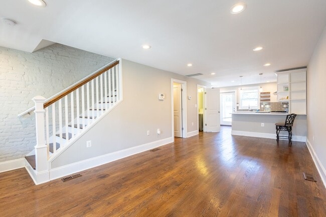 Building Photo - Beautiful 3 BR/3.5 BA Townhome in Brightwo...