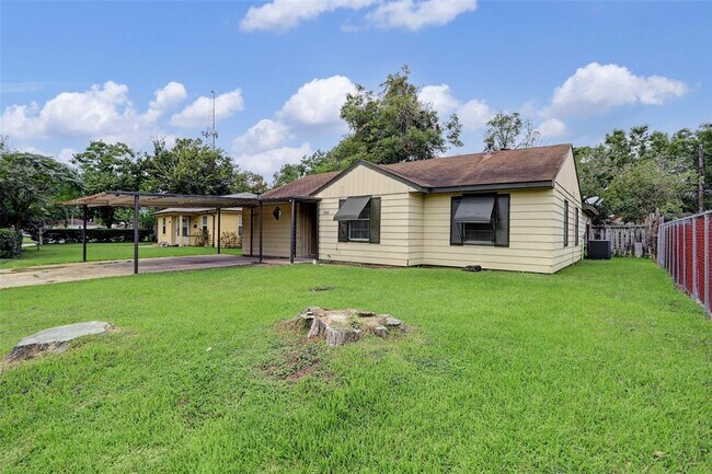 Building Photo - 308 Shady Ln