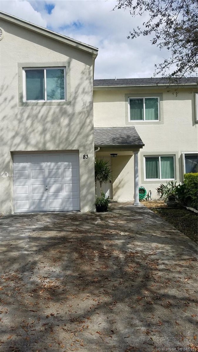 Building Photo - 83 Fairway Ln