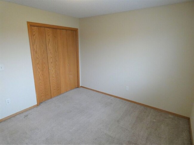 Building Photo - Duplex on Cul-de-sac in NE Wichita