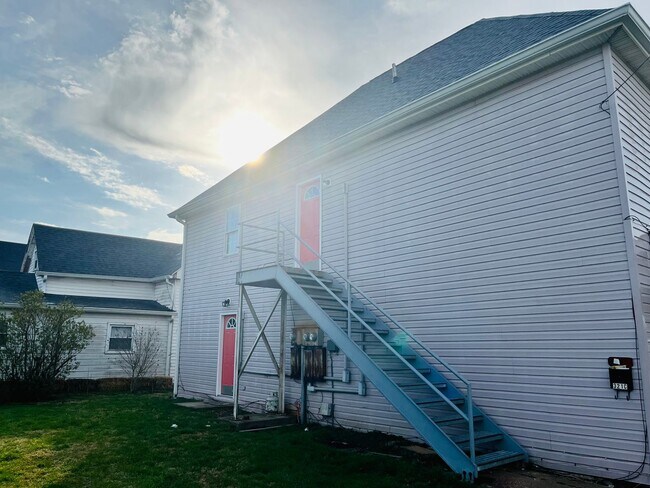 Building Photo - 321 W Main St