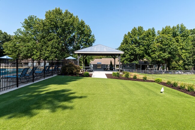 Picnic area by swimming pool - The Artisan West