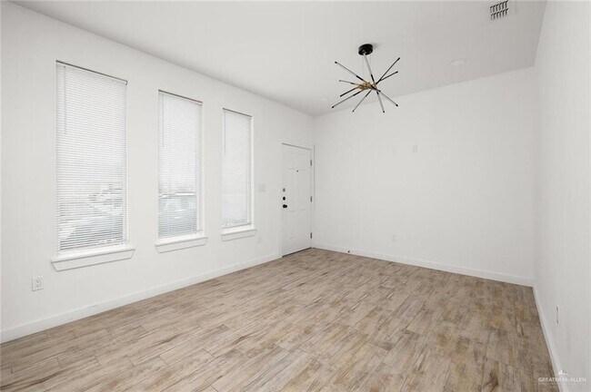 Foto del edificio - 9 W Harrison Ave