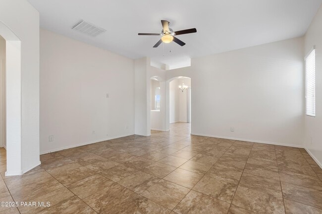 Foto del edificio - 6120 Livingston Loop