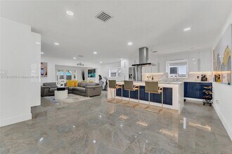 Building Photo - 9530 Jamaica Dr