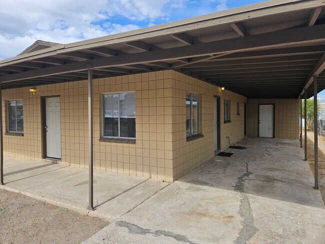 Building Photo - 3 bed/2 bath home, freshly remodeled in ce...