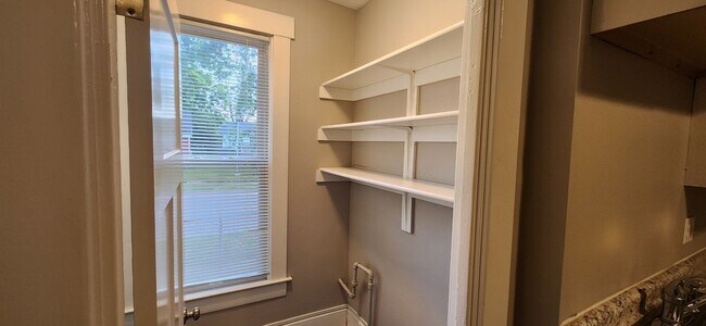 Foto del edificio - Spacious corner lot home with great natural light!