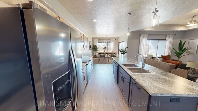 Foto del edificio - 4528 W Graceland Pl