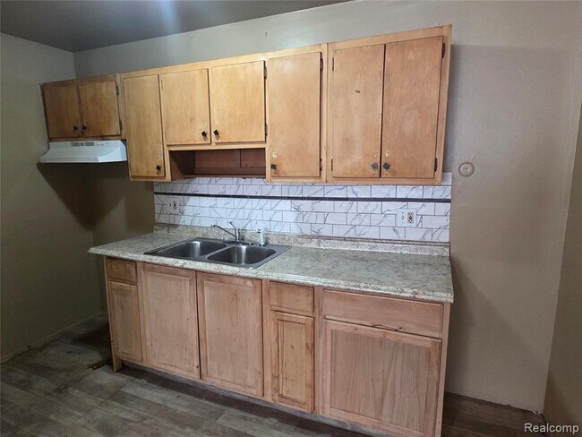 Foto del edificio - 15080 Greenfield Rd