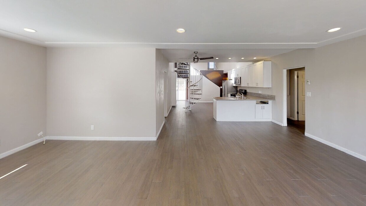 Foto principal - BIG House! Spacious bedrooms! Garage and D...