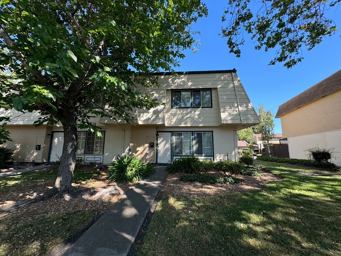 Primary Photo - Two Story Townhome in Hayward!