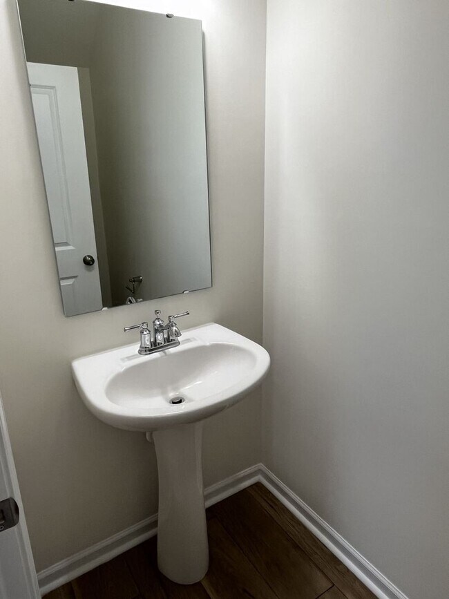 Building Photo - Newer 3 Bed + Loft Townhome in Monroe