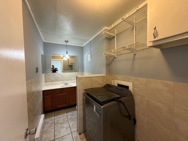Building Photo - Newly renovated Town House for Rent 3Br / 2 Ba Section 8 Welcome !