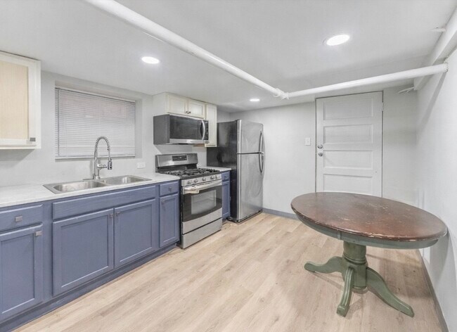 Foto del edificio - 6241 S Troy St